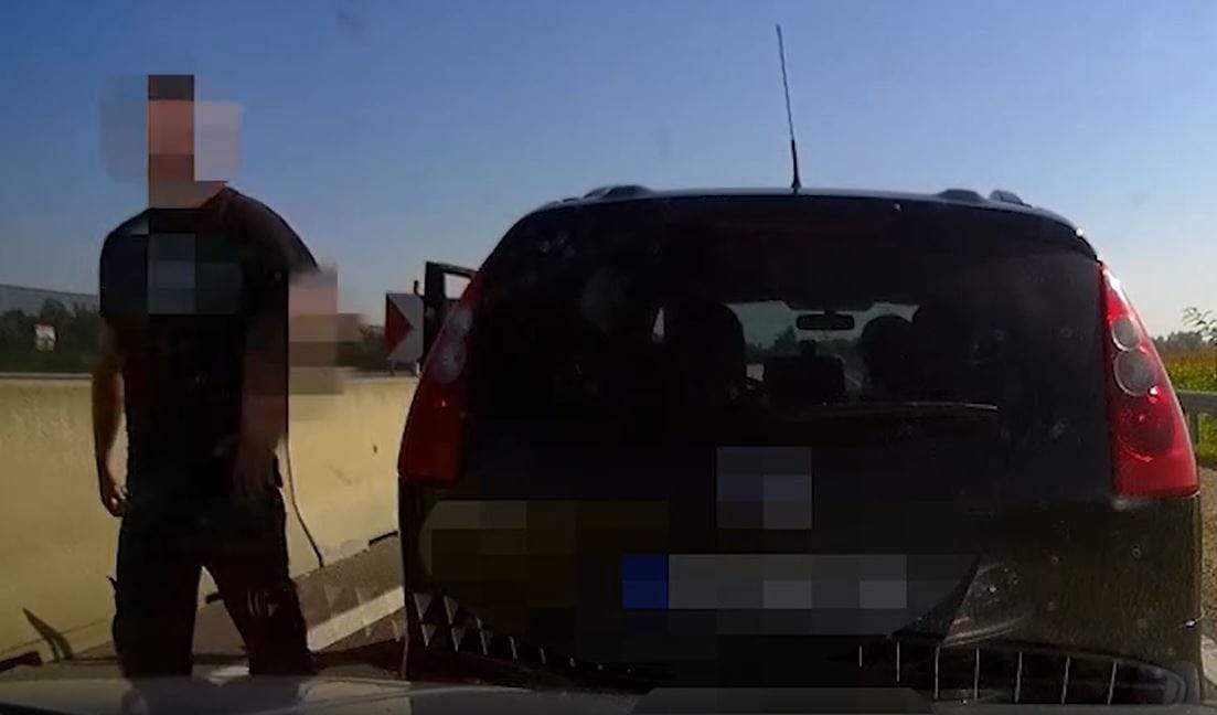 Gyerekeivel az autóban kezdett közúti leckéztetésbe egy sofőr Győrnél