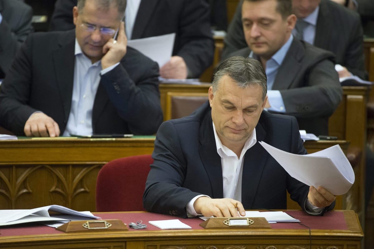 Orbán egymondatos válaszokkal rázta le az ellenzéket
