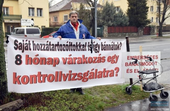 A kórházi várólisták miatt tüntet hetekig egy férfi Miskolcon