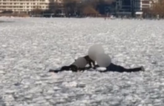 Tömegek sétáltak a vékony balatoni jégen, amikor két ember alatt is beszakadt – videó