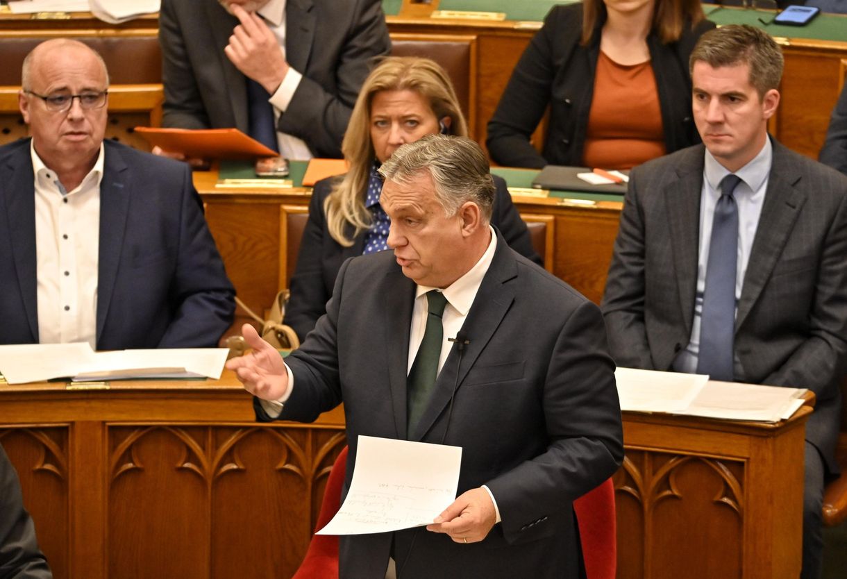 Orbán nem tudja, mennyi rezsit fizet, de azt ígéri, hogy a felesége elárulja