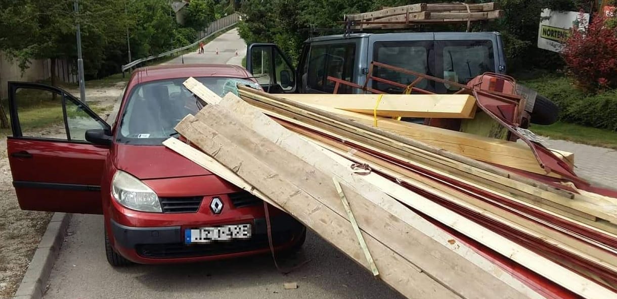 Hatalmas szerencséje volt a sofőrnek, amikor gerendák repültek be a szélvédőjén