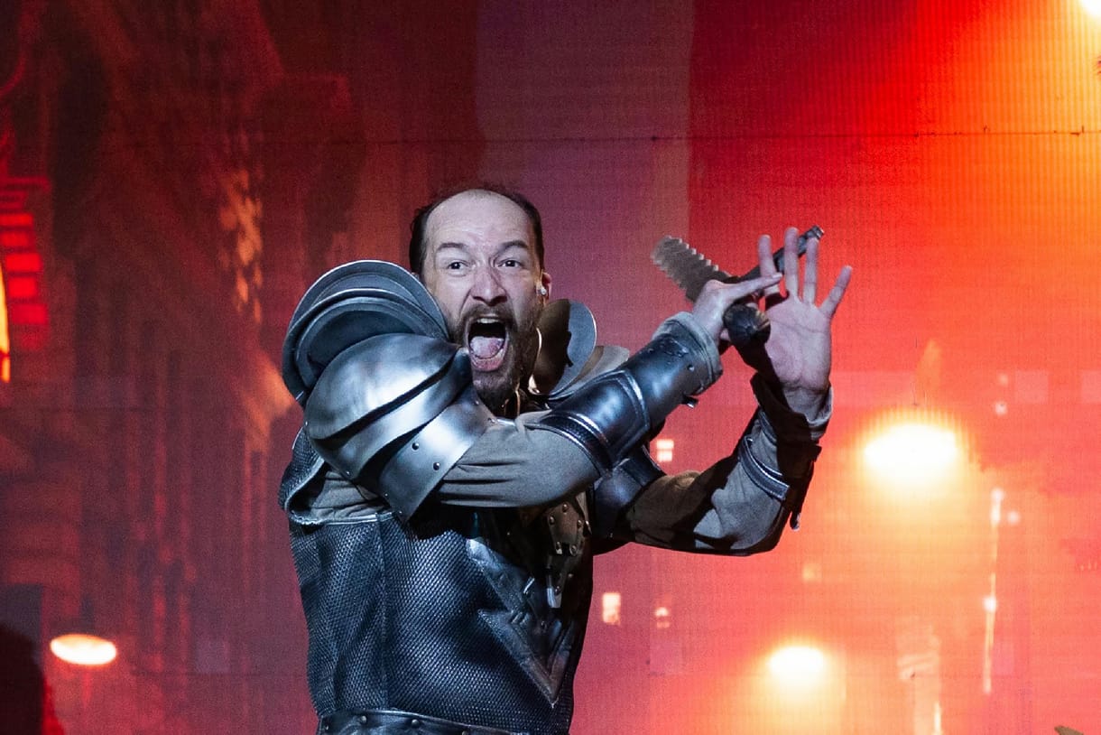 Don Quijote a budapesti élet csataterein vív szélmalomharcot