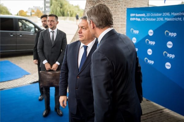 Ami a luxustáskát illeti...