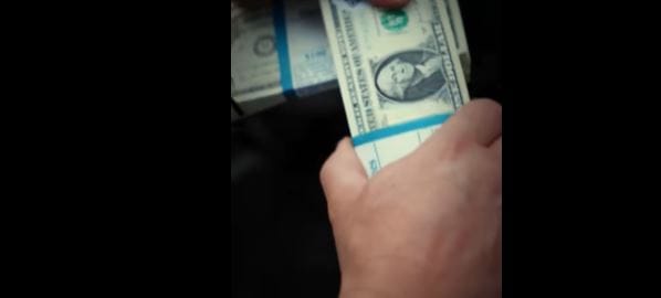 Egymillió dollárt szórt szét helikopterről egy influenszer – aki elkapta a bankjegyeket, megtarthatta