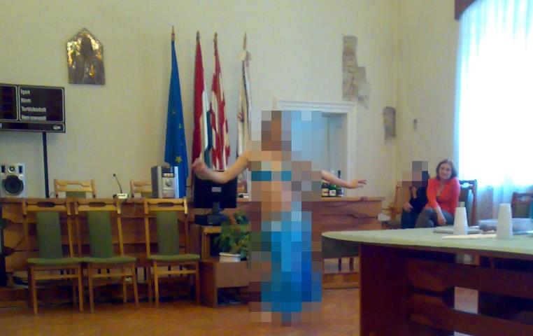 Origo: hastáncosnővel mulattak az esztergomi városházán