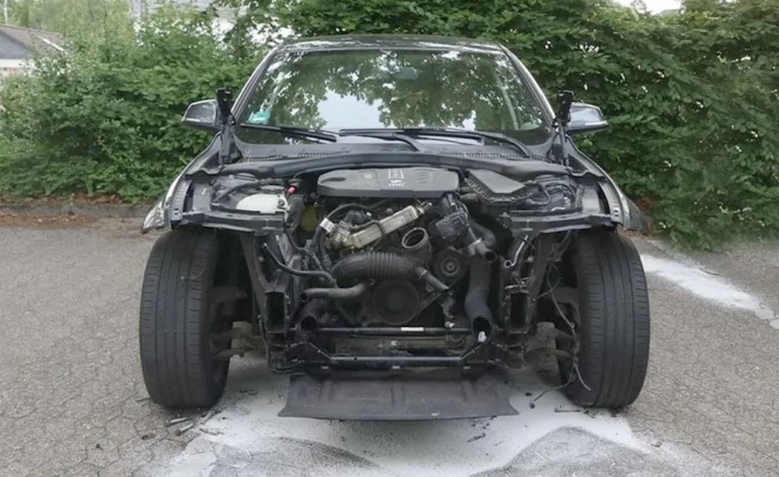 Szinte csak a „csontvázát” hagyták meg a tolvajok egy utcán parkoló BMW-nek