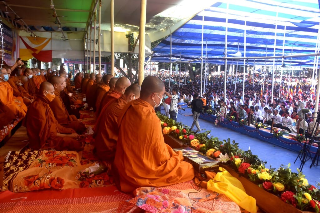 Minden papot kirúgtak egy thaiföldi templomból, miután mindannyian megbuktak a drogteszten