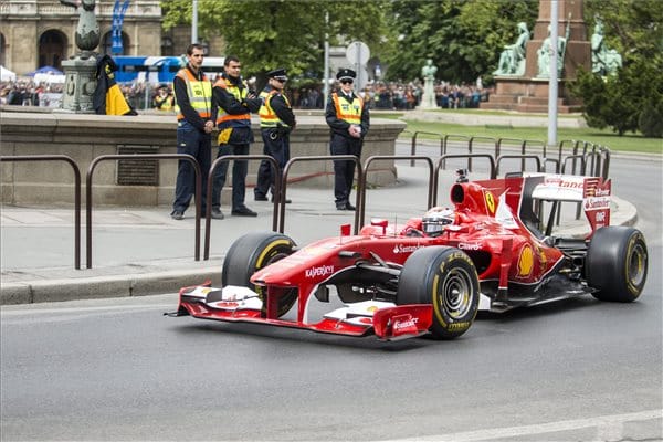 Fotók: A Lánchídnál repesztett Räikönnen Ferrarija