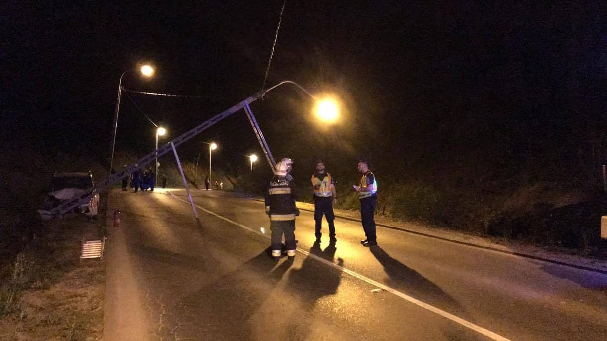 Oszlopott döntött ki egy autó a Budakeszi úton - fotó 