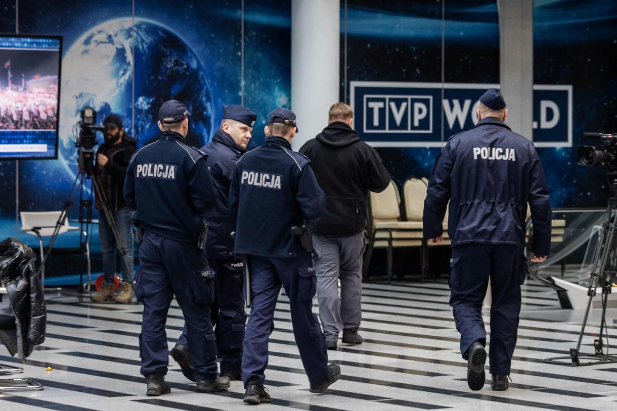 Az új lengyel kormány és az ellenzék nem válogat az eszközökben a közmédiáért folyó harcban