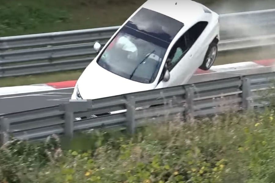 Videó: újabb hétvégi versenyző robbant bele a Nürburgringen a szalagkorlátba
