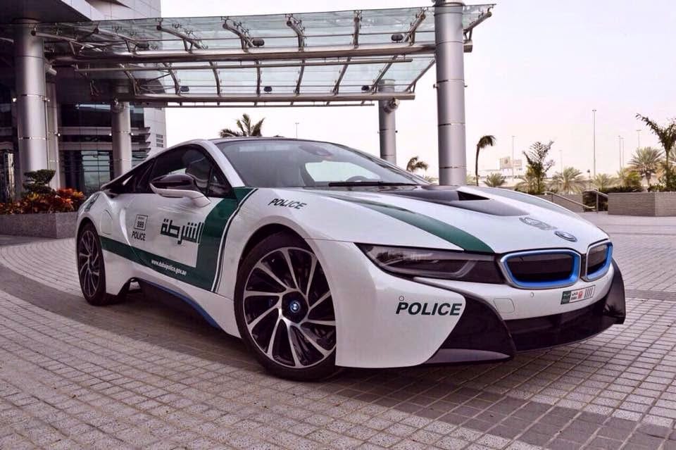 BMW i8-assal kontrázott Abu Dhabira a dubaji rendőrség