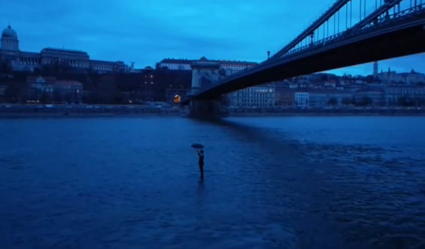 Ön is látta ezt a rejtélyes esernyős férfit a Duna közepén? Kiderült, ki az
