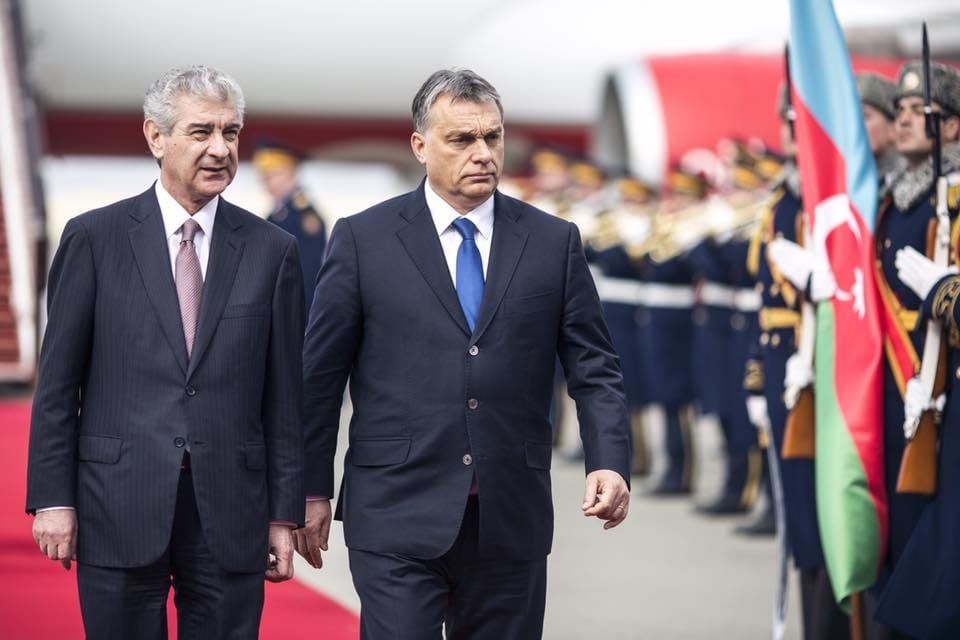 Orbán már Bakuban élvezi a napsütést