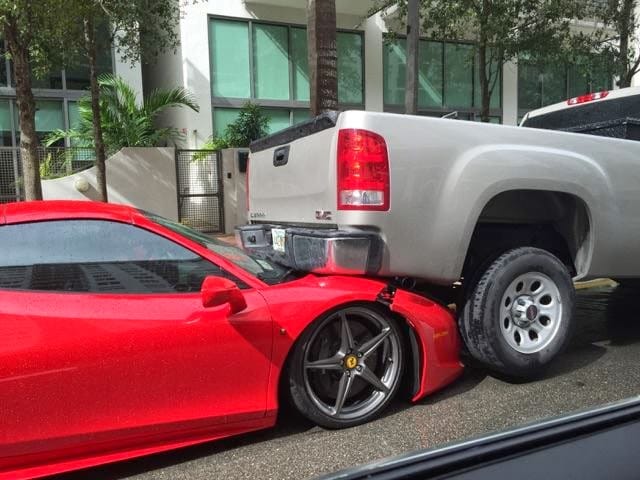 GMC pickup alá fúródott egy Ferrari 458 Italia
