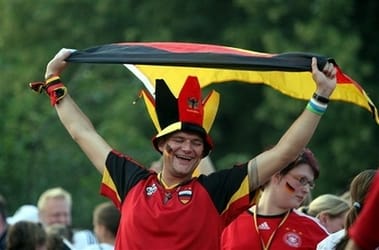 Érdekes dolog derült ki a piros pólós férfiakról