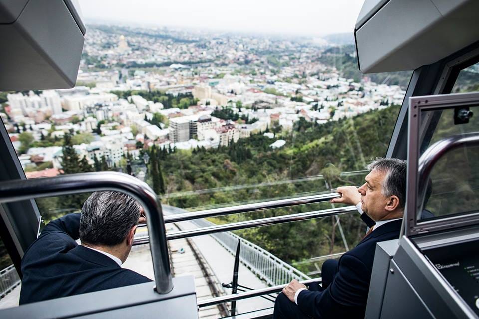 Orbán Viktor letekint Tbiliszire – fotó