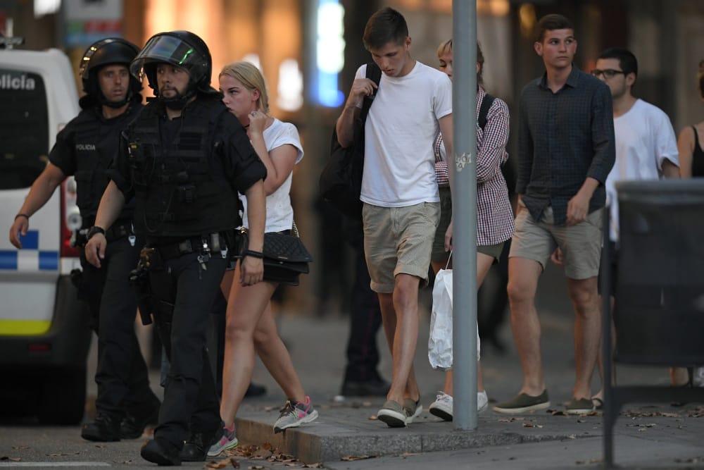 Elsétált a terrortámadás helyszínéről a barcelonai gázoló – videó