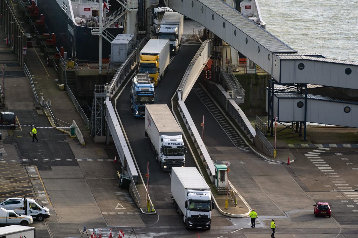 Nem lesz kész időre a Brexit miatt épülő kamionparkoló, mert esett az eső