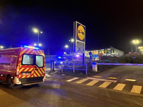 Baltával és késsel támadt egy férfi a vásárlókra egy észak-franciaországi Lidlben