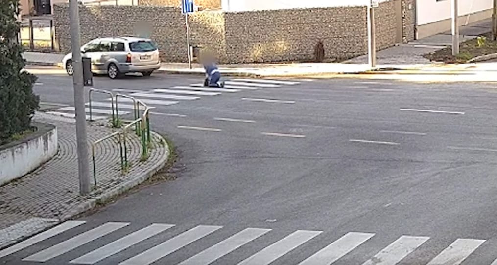 Szemébe sütött a nap, nem vette észre a gyalogost egy autós – videóval