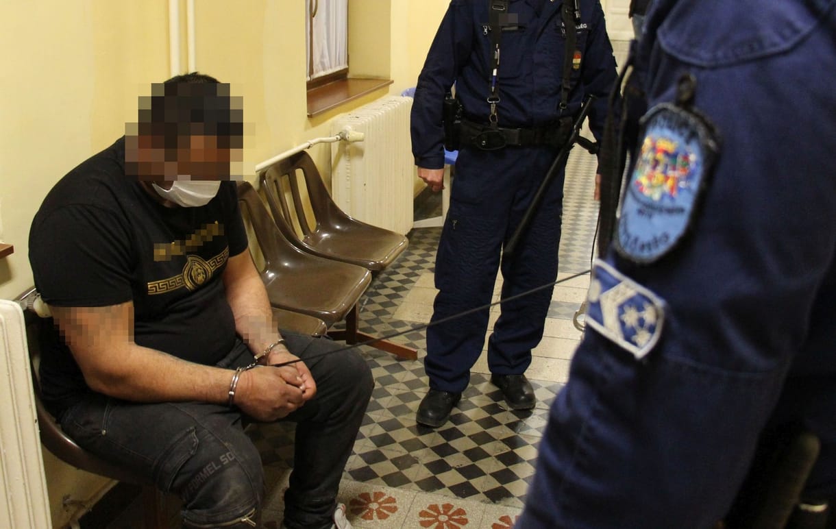 Kihallgatták a volt barátnőjét megvakító hencidai férfit, videón az előállítása