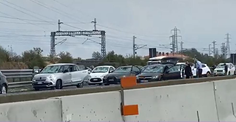 Videó: Több tucat autó vesztegelt egy olasz autópályán betört szélvédőkkel egy hatalmas vihar után