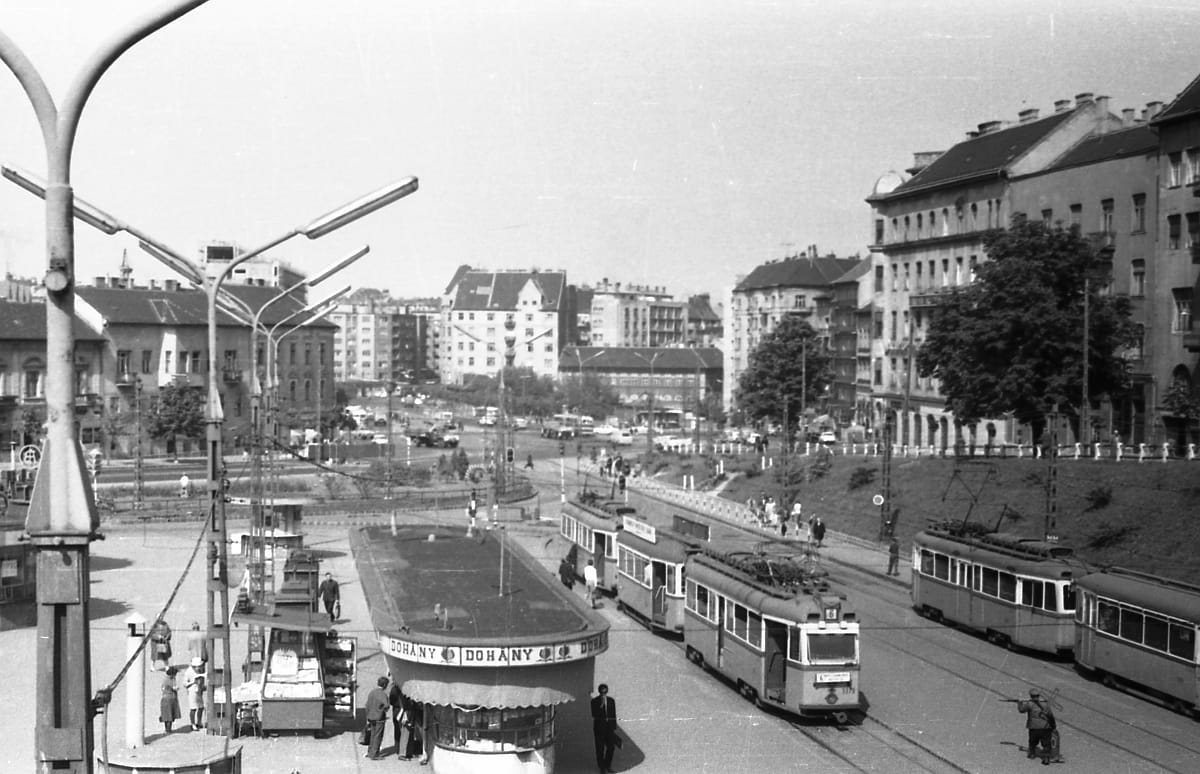 A Moszkva térről írt dalt Pajor Tamás - zseniális archív felvételek a klipben