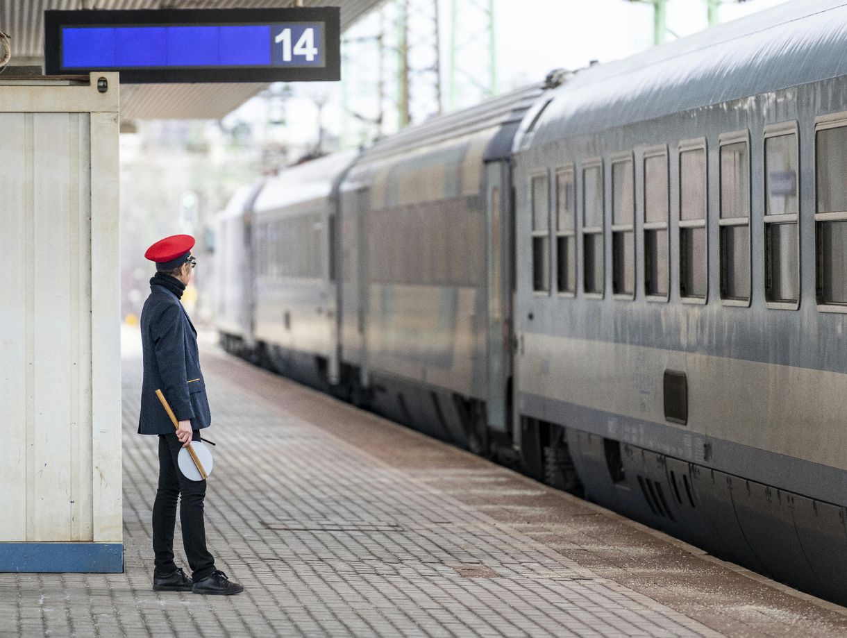 Leszakadt a felsővezeték Ceglédnél, jelentősen nő a menetidő