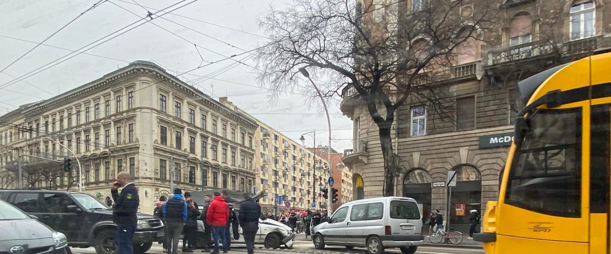 Három autó karambolozott a Nagykörúton, pótolni kellett a 4-es, 6-ost – fotó