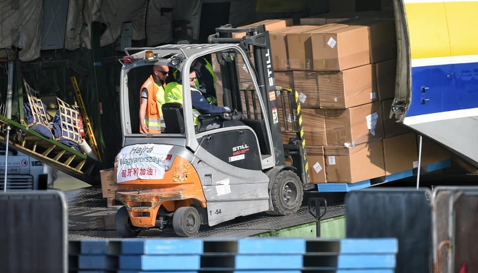 Magyarország 300 ezer maszkot adott Horvátországnak és Szerbiának