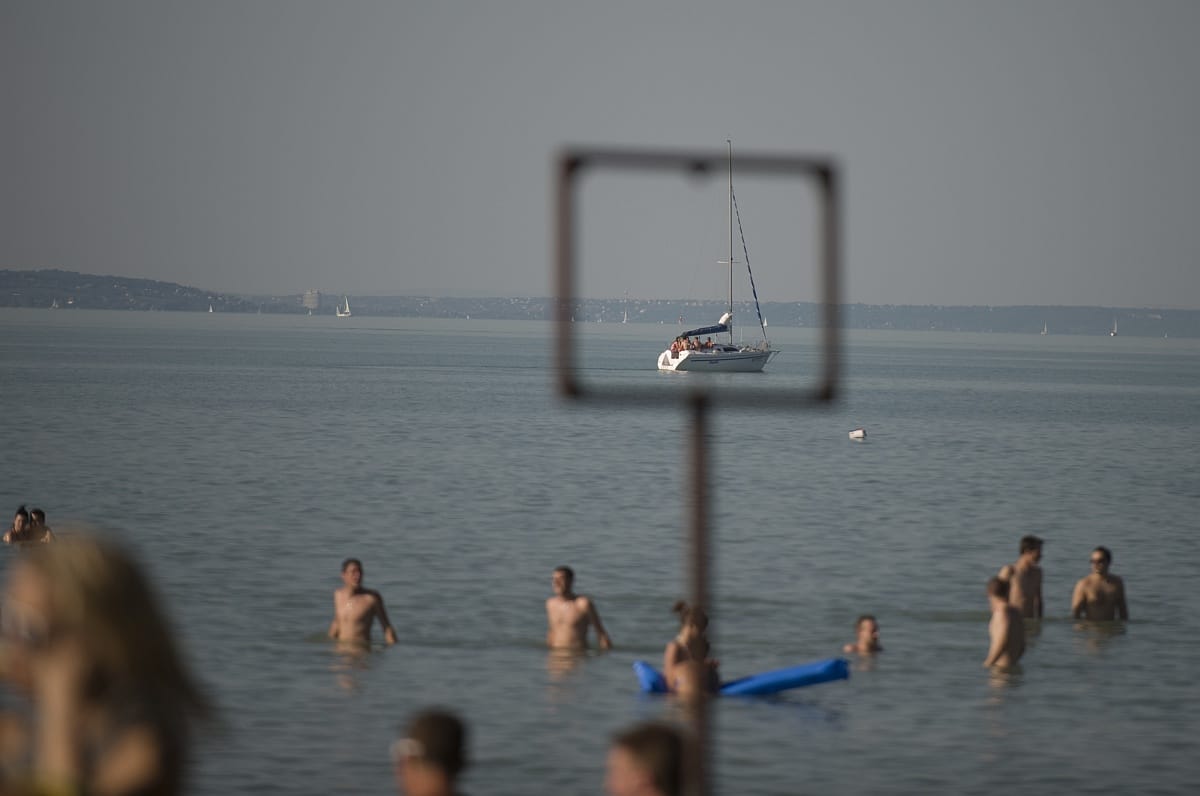 Horog állt egy nő lábába a Balatonnál, alig talált orvost, aki kiszedte