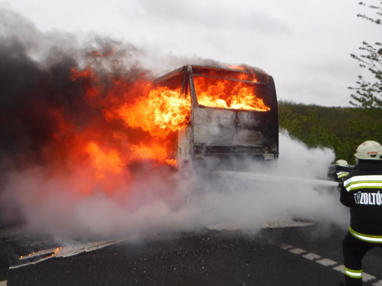 Fotó: Így lángolt a busz az M7-esen