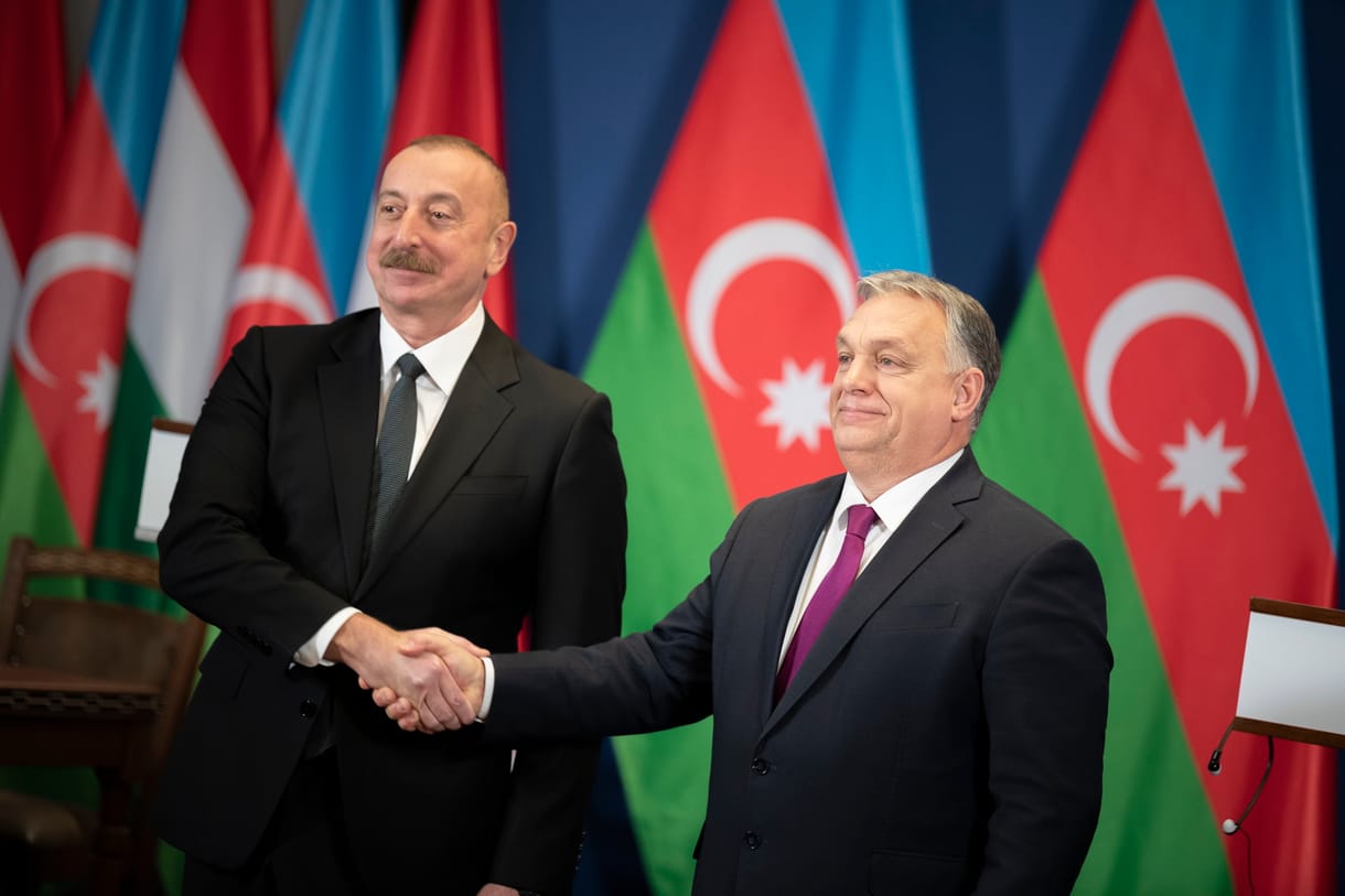 Amíg Orbán Aliyevvel parolázik, Azerbajdzsán kiéhezteti az örmény keresztény többségű Karabahot 