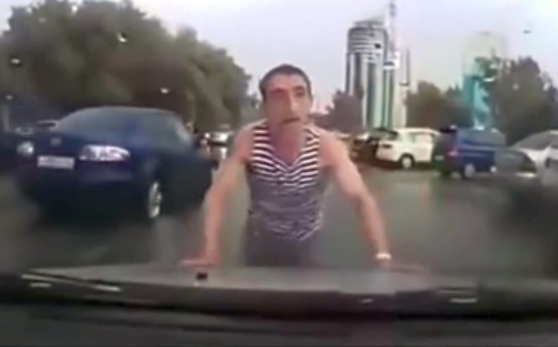 Még csak hétfő reggel van, de máris itt a hét legerősebb videója