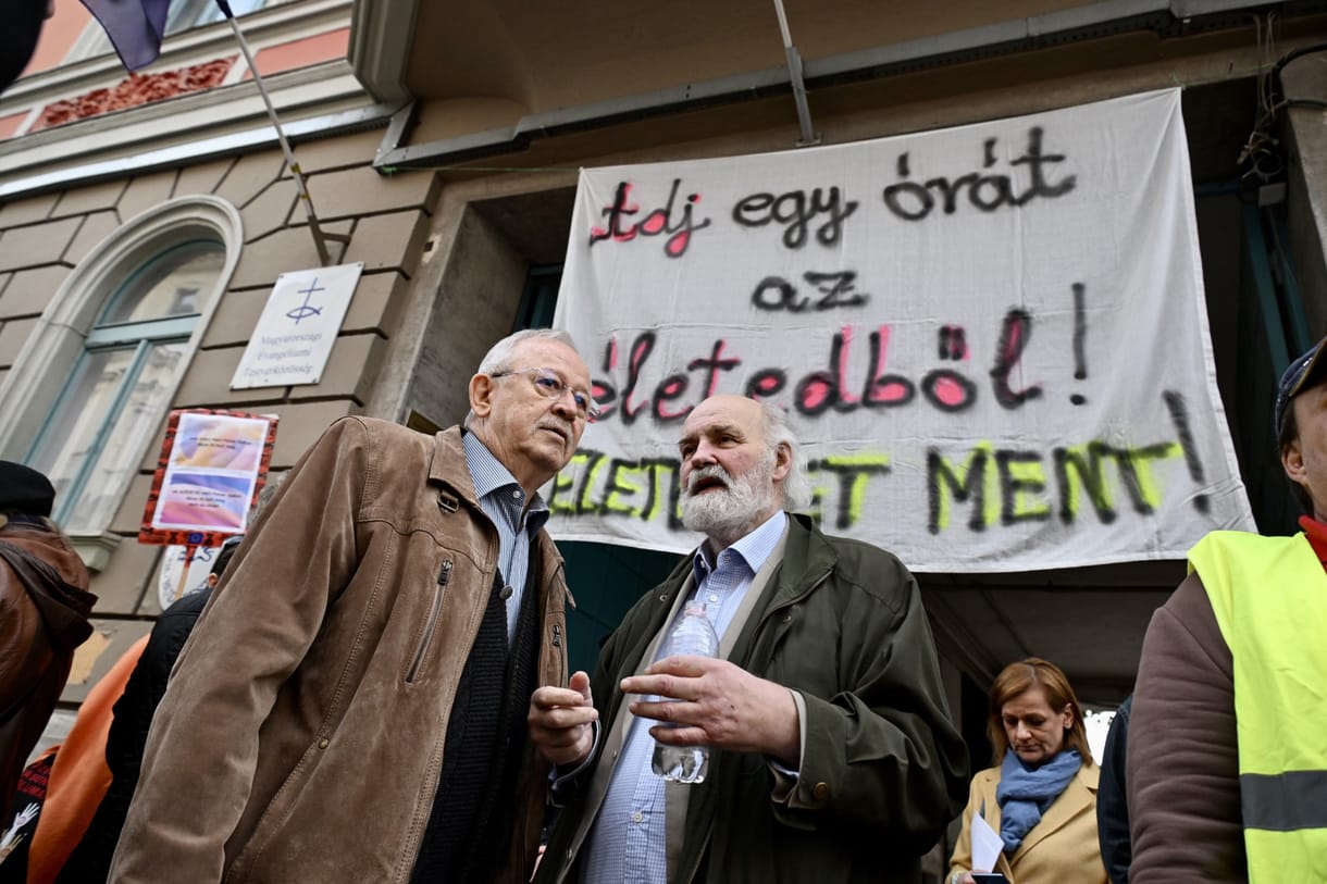 Adj egy órát az életedből! – határozatlan ideig demonstrál Iványiék egyháza