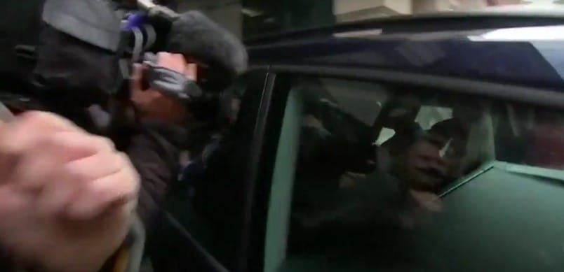 Autóval lökte fel a BBC operatőrét a brit Munkáspárt elnöke - videó