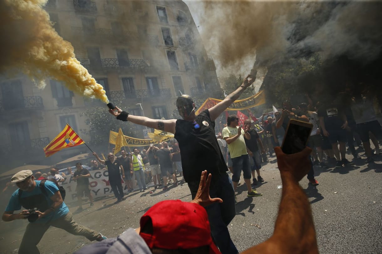 Azt hiszi, a magyar taxisok kemények? Nézze meg, hogy sztrájkolnak a taxisok Barcelonában! (Galéria)
