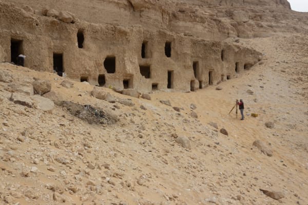 250 darab 4200-2100 éves sziklasírt tártak fel Egyiptomban