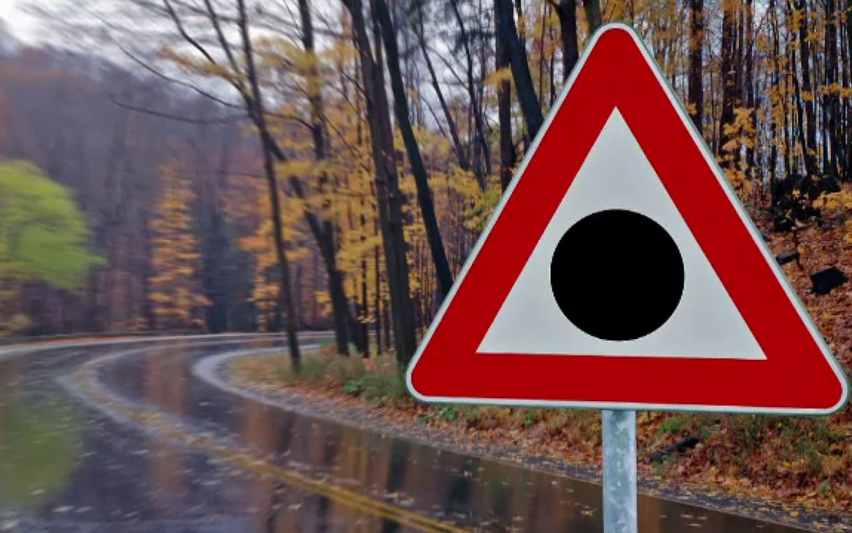 Nálunk nincs ilyen KRESZ-tábla, pedig lehet, nem ártana