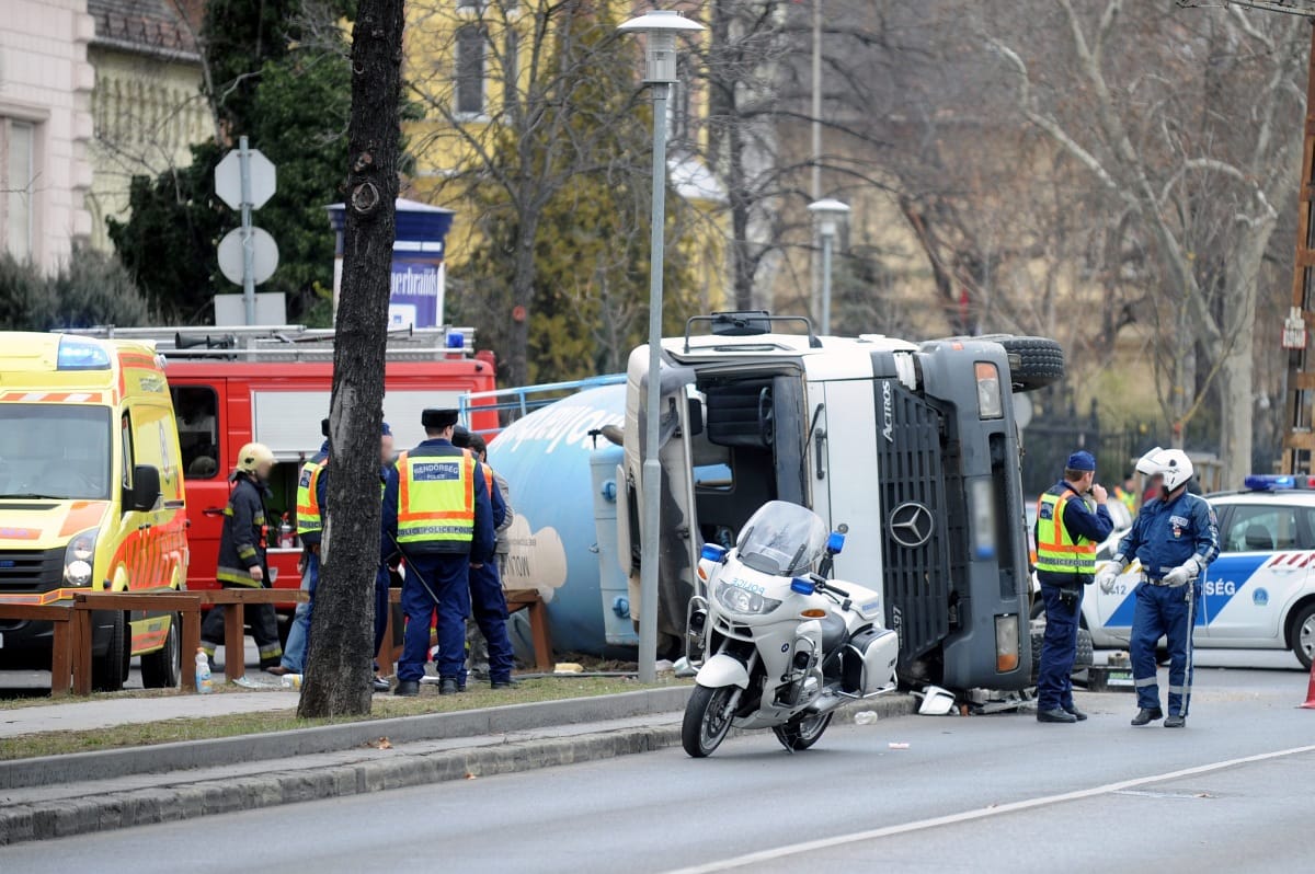 Fotók a Terézvárosban felborult betonkeverőről