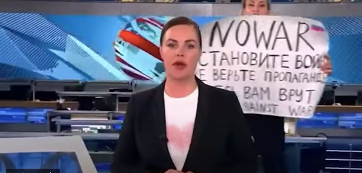 Az orosz köztévébe háborúellenes felirattal berohanó újságírónő kapta az Európa Tanács emberi jogi díját