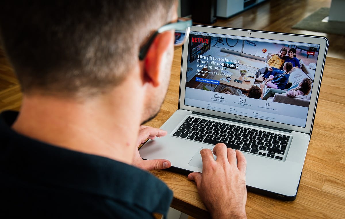 Az internet a karácsonyi ajándékok csomagolása