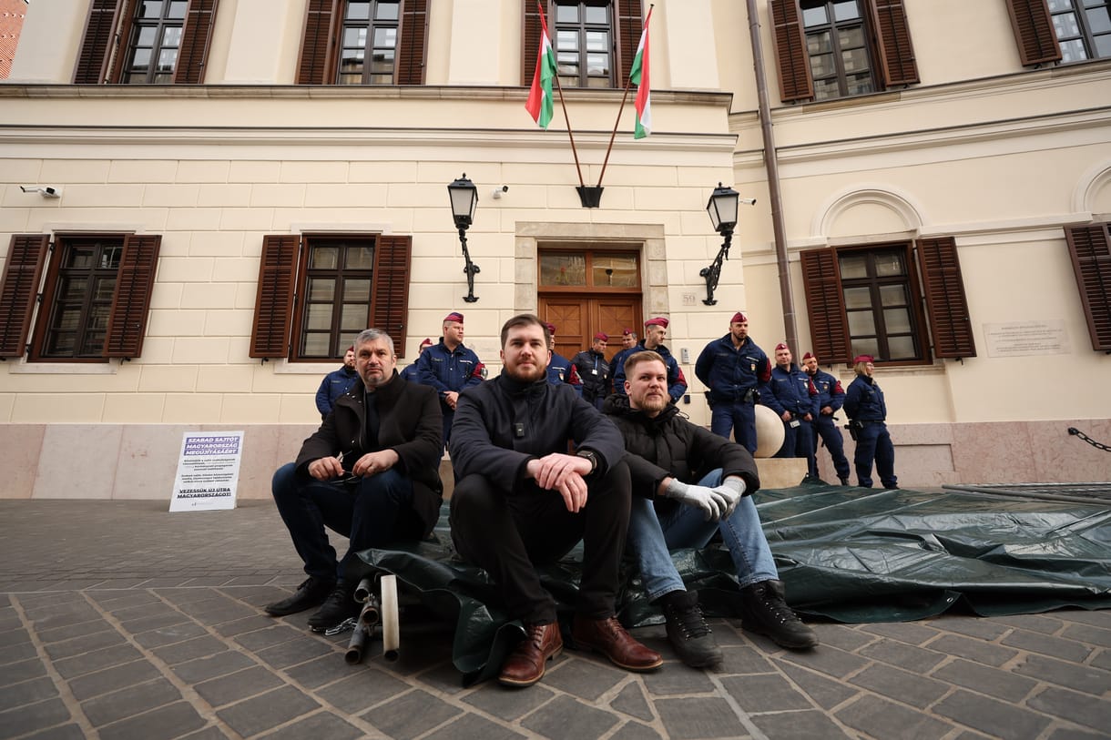 Ismét kordont bontott a Momentum a Karmelitánál – élőben jelentkeztünk a helyszínről