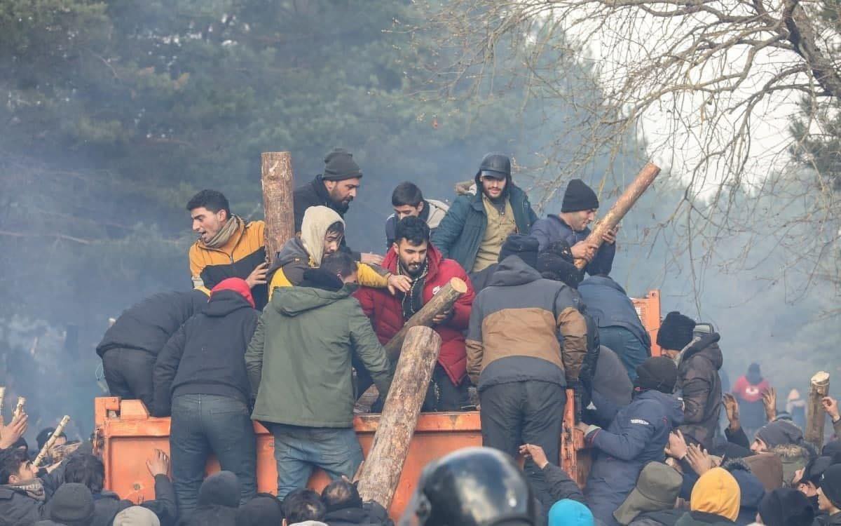 Farönköket osztanak a fehéroroszok a határon rekedt menekülteknek