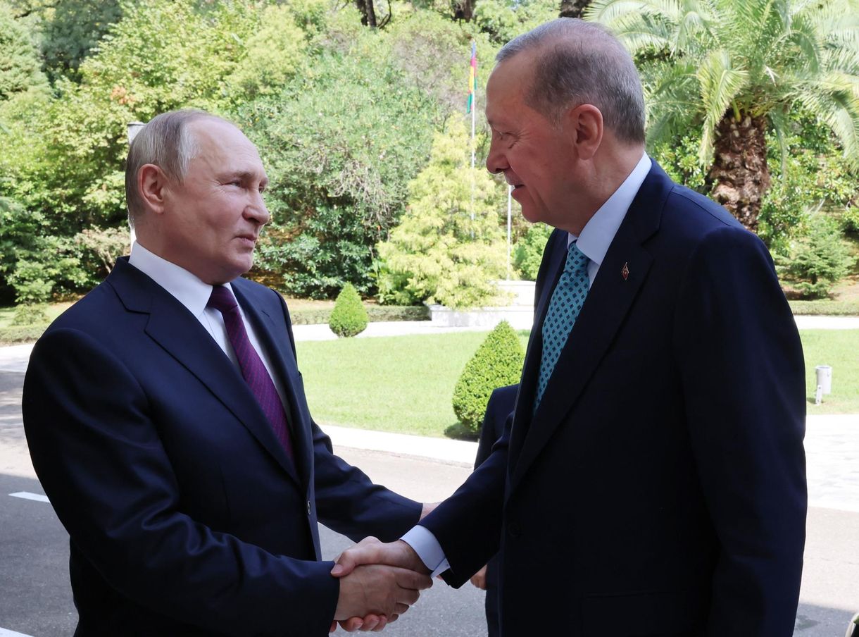 Megérkezett Erdogan Szocsiba, hogy Putyinnal tárgyaljon a gabonaegyezmény újraindításáról