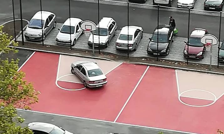 Pofátlan parkolás, mester fokozat: Kispesten már a kosárlabdapalánkok alá is beállnak