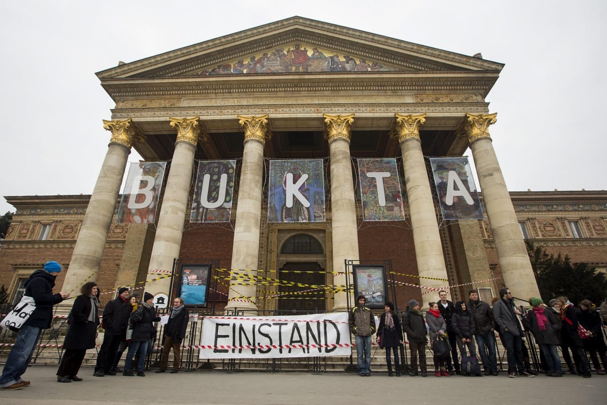 Képek: Flashmob volt az MMA ellen a Műcsarnoknál