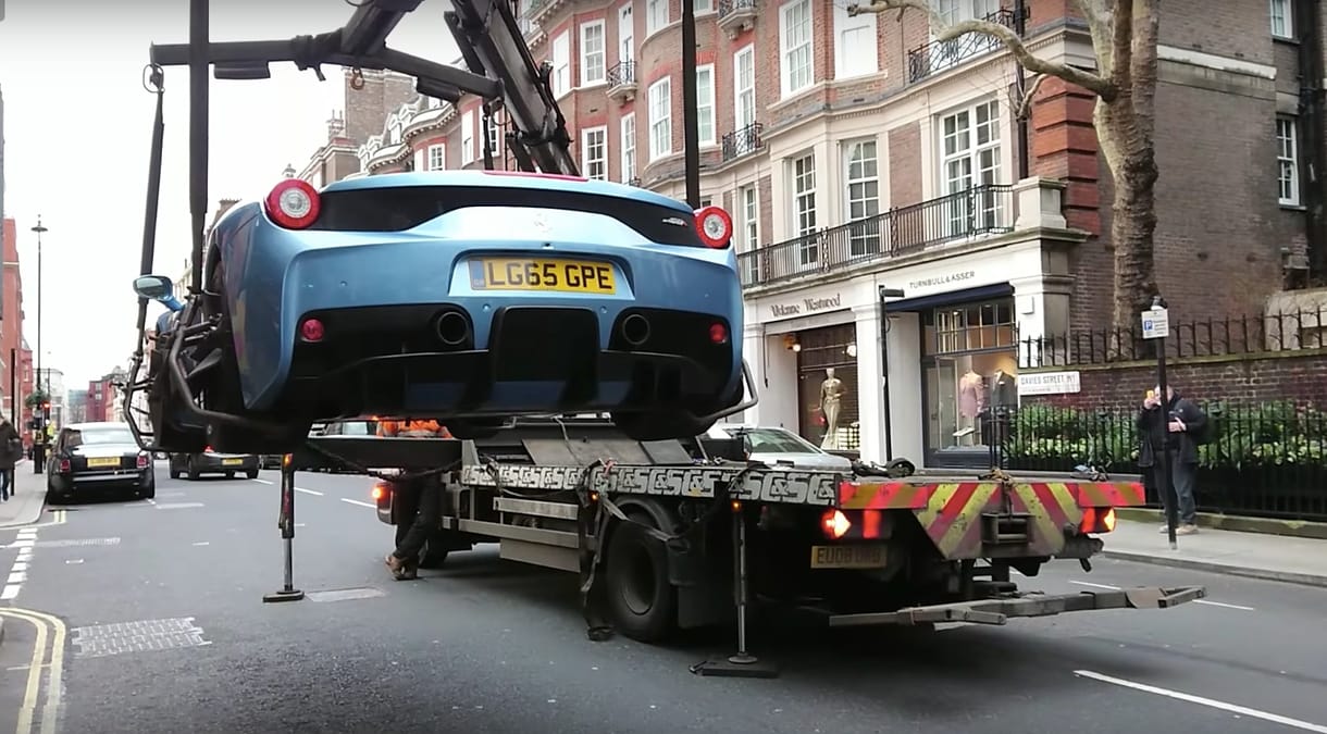 Amikor a lopós autó egy Ferrarit visz el, az azért megér egy misét – videó